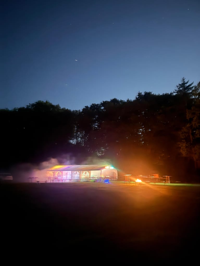 Leuchtendes Festzelt und Feuerstelle in einer Druisheimer Sommernacht